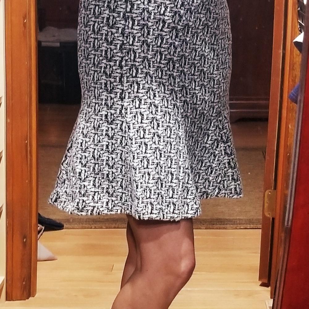 Gorgeous Banana Republic black cream flute skirt